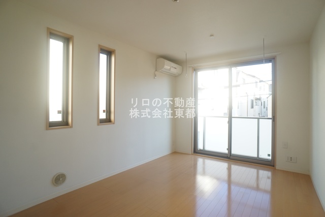 居室・リビング　２面採光なので、明るく風通しのよい過ごしやすいお部屋です♪