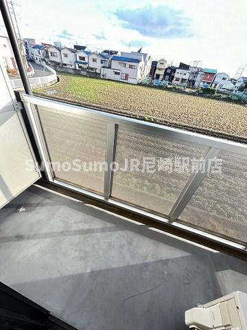 バルコニー　開放的で明るい空間を演出してくれるバルコニーです