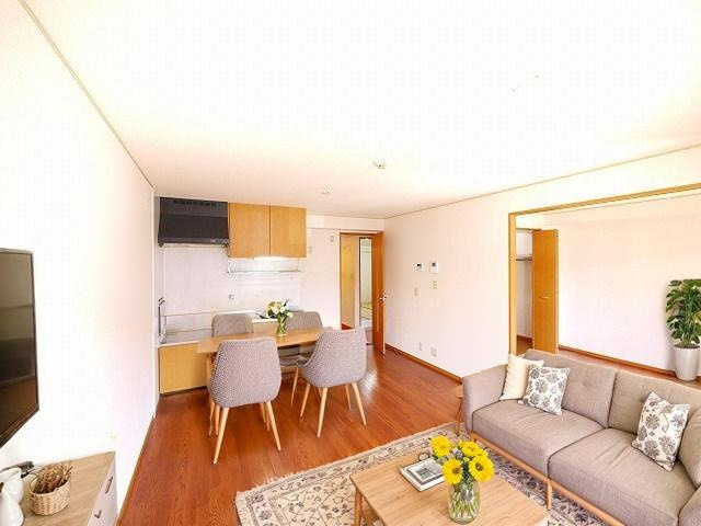 居室・リビング　CGで家具等を配置したもので家具等は含まれません