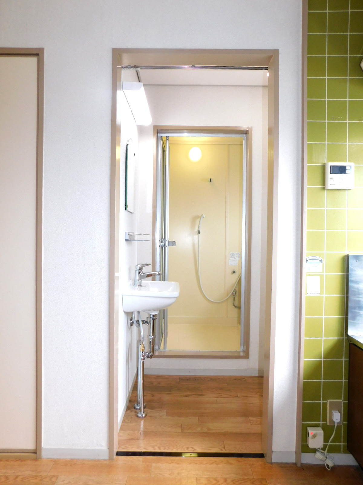 洗面設備　脱衣所にカーテンレールあります