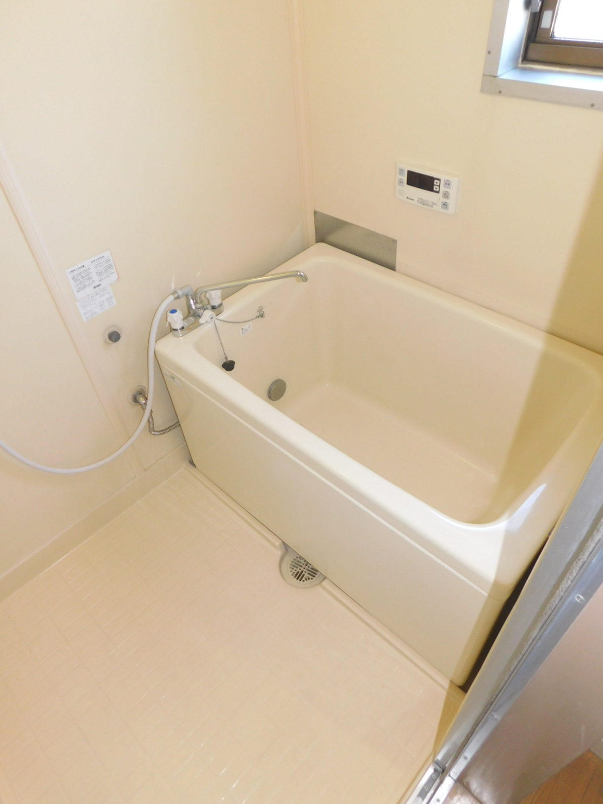 バス・シャワールーム　追焚機能付きバス、浴室に窓あり