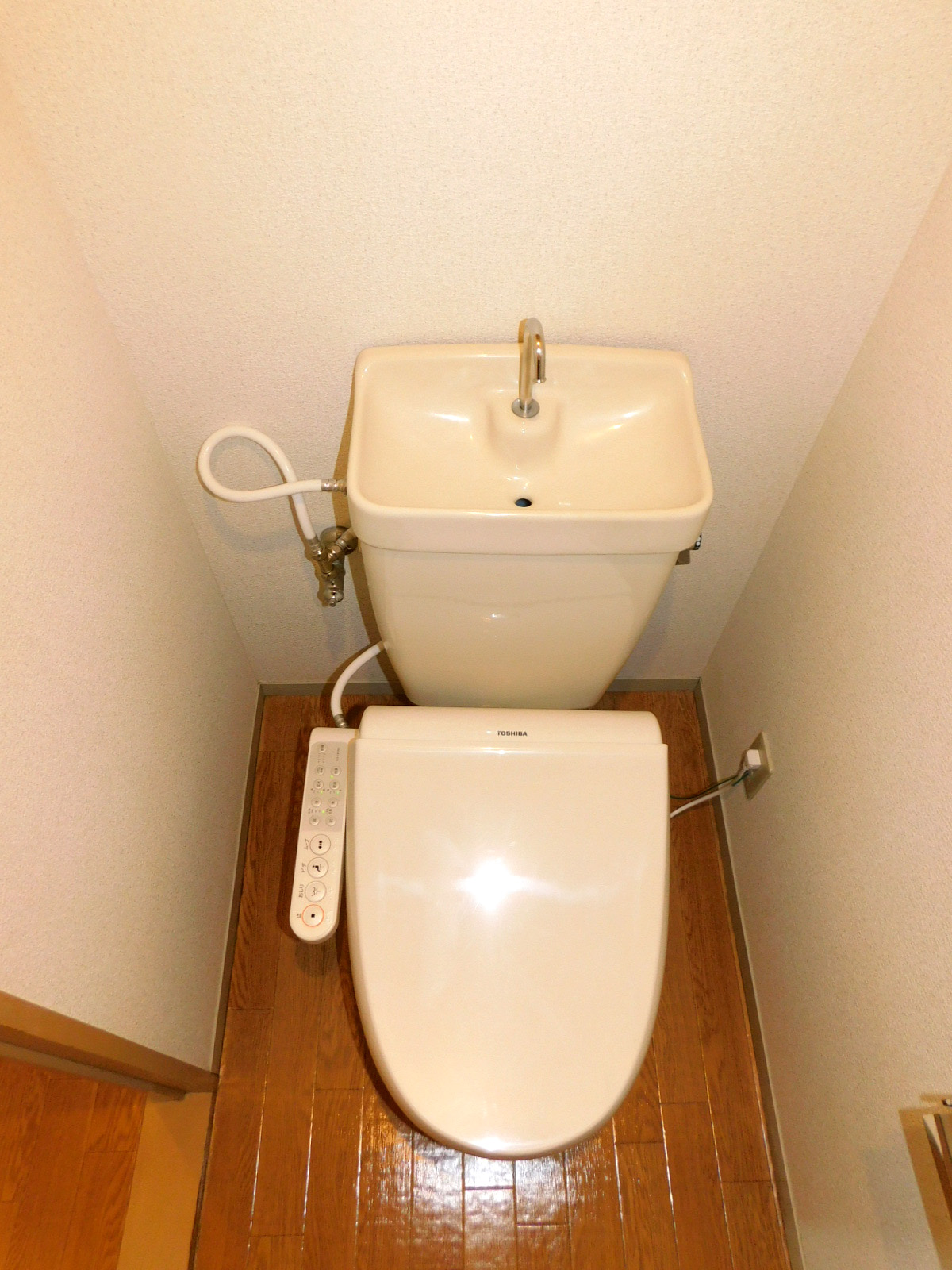 トイレ　温水洗浄便座付きトイレ