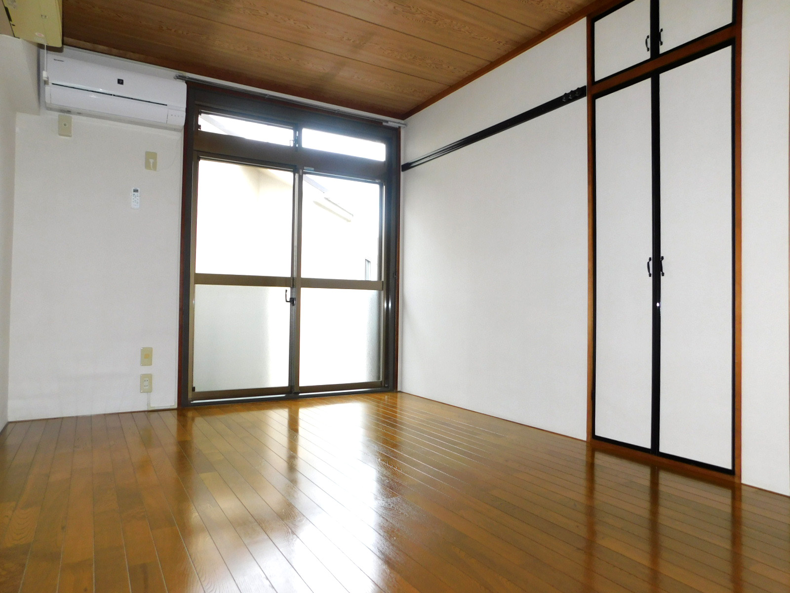 居室・リビング　エアコン付洋室、日当たり良好です