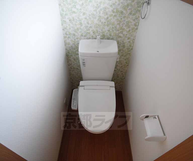 トイレ　嬉しいウォシュレット付きです。