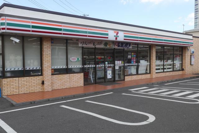 コンビニ　セブンイレブン（コンビニ）まで230m
