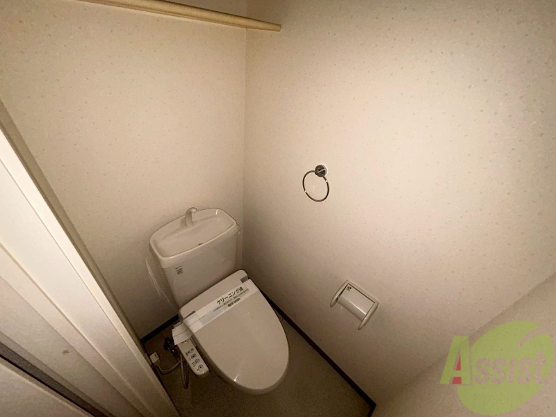 トイレ　トイレの上に棚があります。利便性が良さそうです。