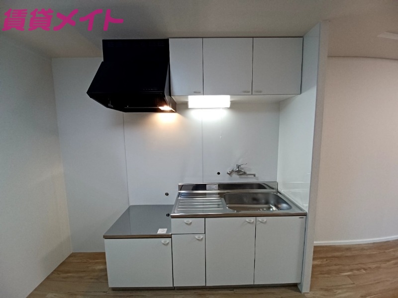 キッチン　同建物の別部屋反転写真です