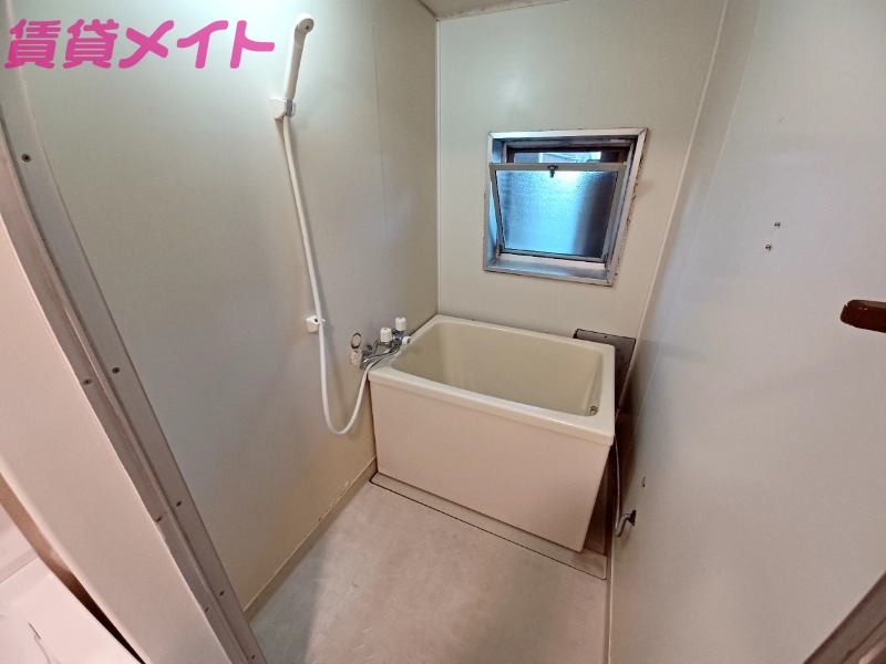 バス・シャワールーム　同建物の別部屋反転写真です