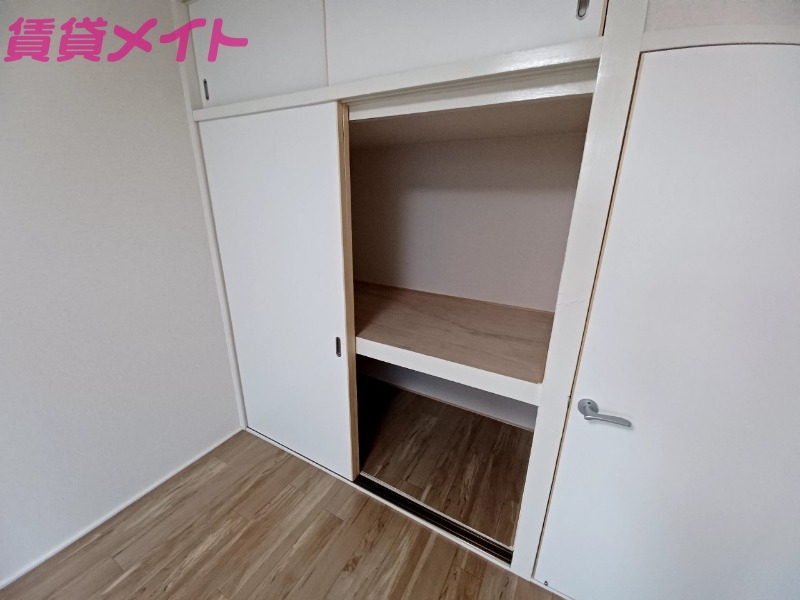 収納　同建物の別部屋反転写真です