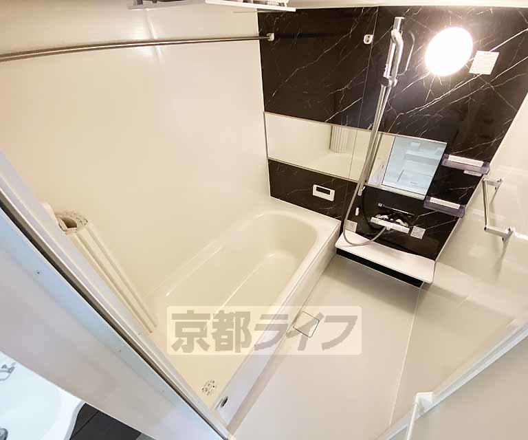 バス・シャワールーム　鏡のある便利なお風呂