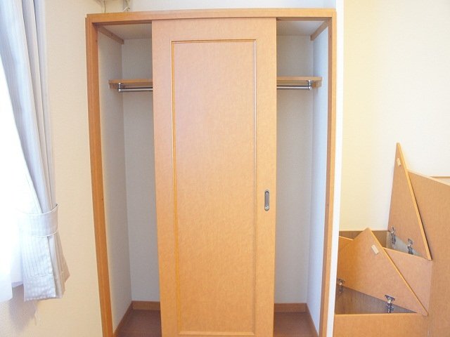 その他部屋・スペース　洋服をかける為のポールが付いてます