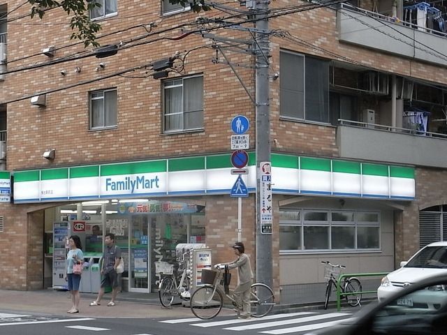 コンビニ　ファミリーマート（コンビニ）まで200m