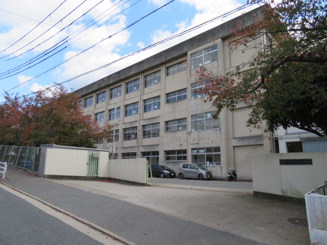 小学校　明石市立高丘西小学校（小学校）まで535m