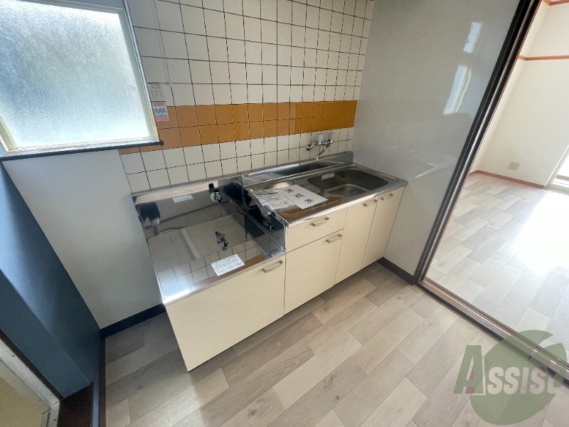 キッチン　キッチンは部屋と分かれています。シンプルなつくりですね。