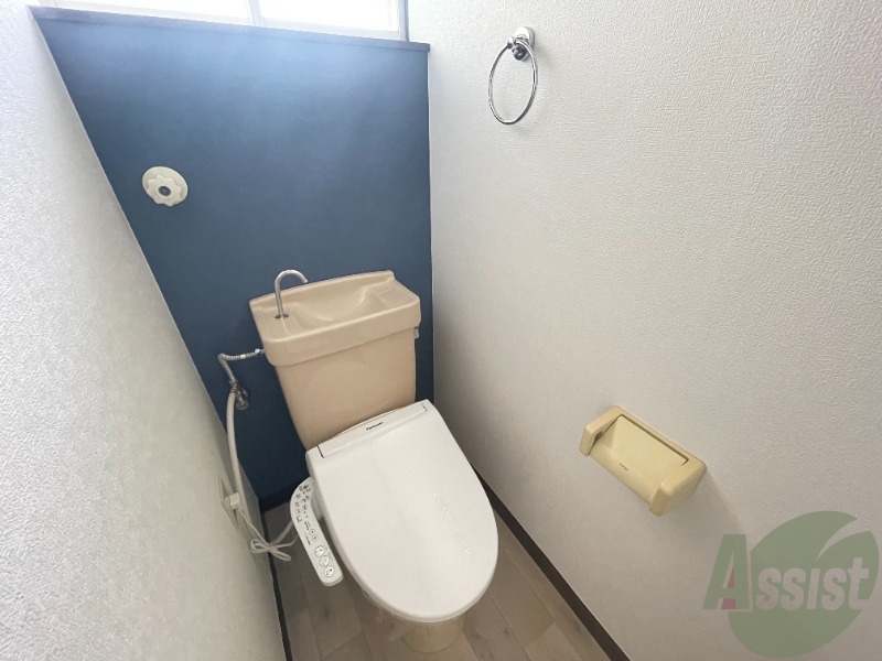 トイレ　温水洗浄便座なので快適に使用できそうですね。