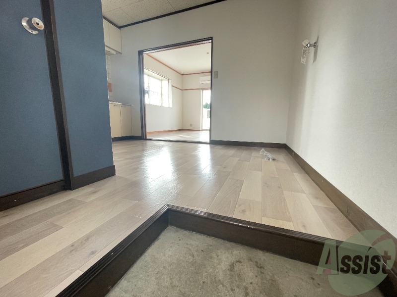 玄関　玄関から撮影しました。明るい印象ですね。