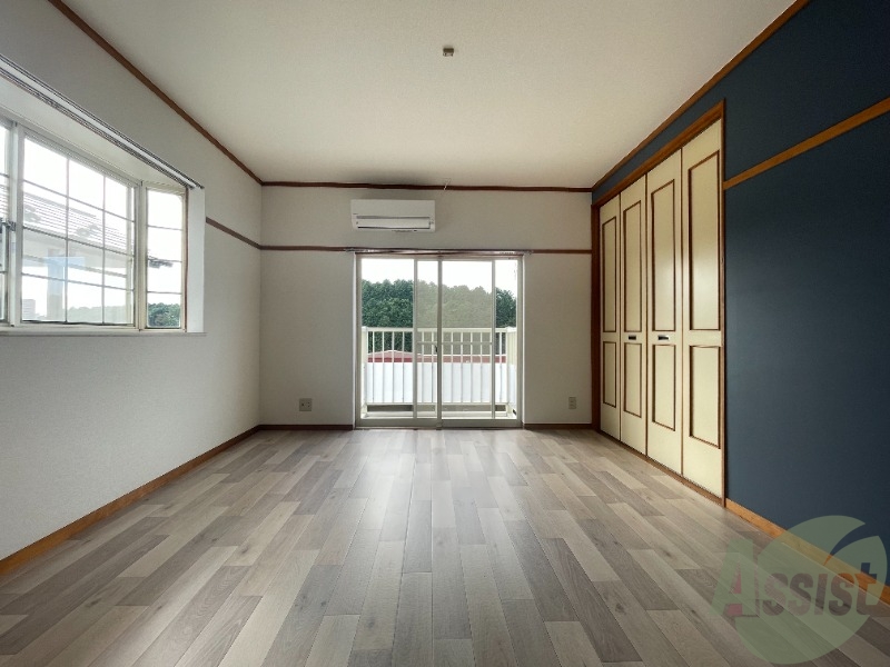 居室・リビング　８帖の洋室です。生活のメインとなる部屋ですね。