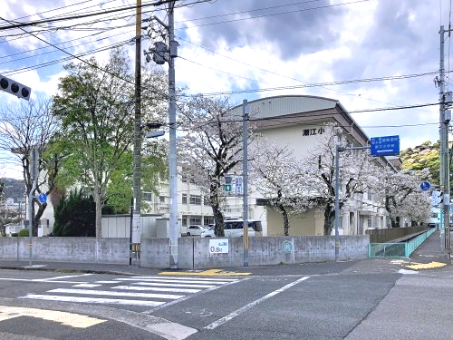 小学校　高知市立潮江小学校（小学校）まで822m