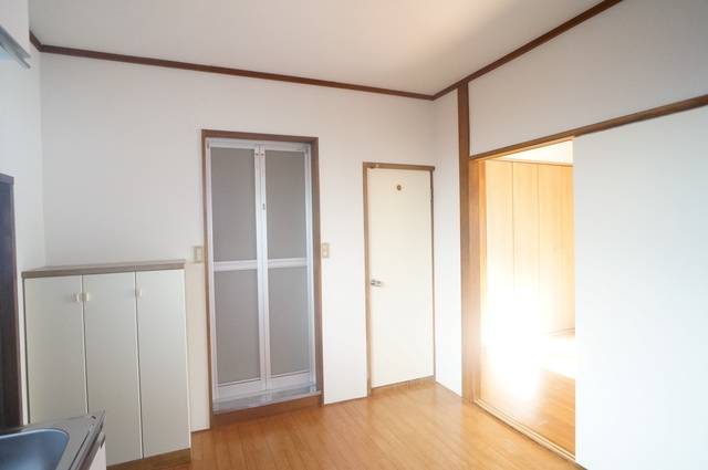 その他　キッチン４．５帖　バス・トイレ・洋室入口