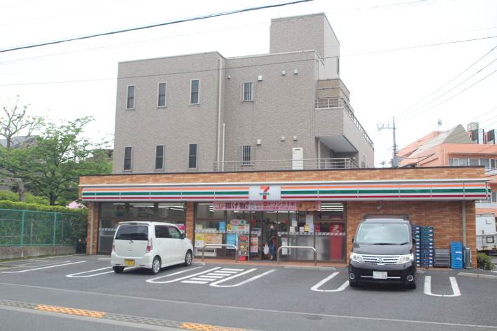 コンビニ　セブンイレブン（コンビニ）まで961m