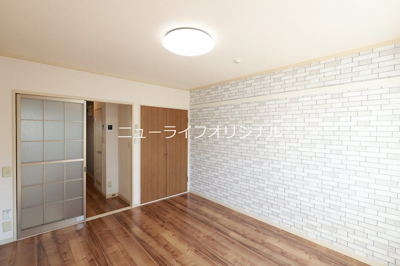 居室・リビング　収納のある洋室