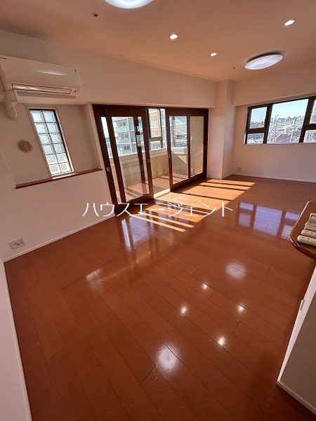 居室・リビング　21.6帖のリビング。※参考画像