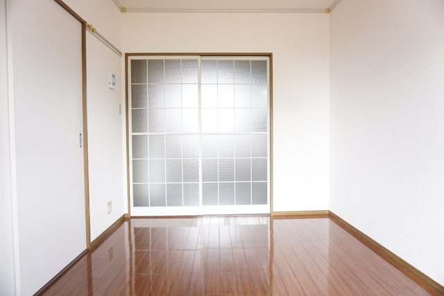 居室・リビング　南向きの６帖洋室です☆