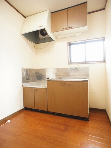 キッチン　便利な吊戸棚が付いています♪