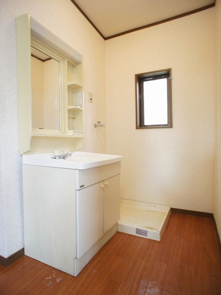 洗面設備　洗面化粧台と洗濯機置き場があります♪