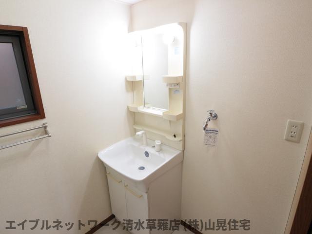 洗面設備　ゆったりとスペースのある洗面所