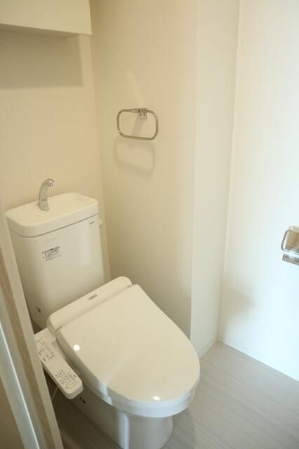 トイレ　落ち着いた色調のトイレです