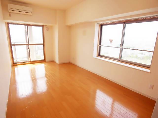 居室・リビング　光がたっぷり差し込む、明るいお部屋です