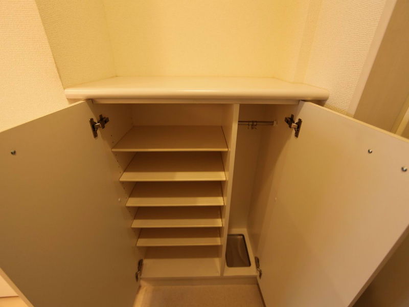 玄関　玄関　シューズボックス付