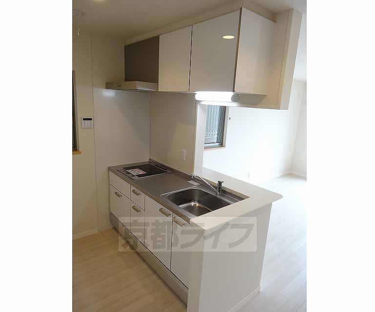 キッチン　広めのシステムキッチンです。