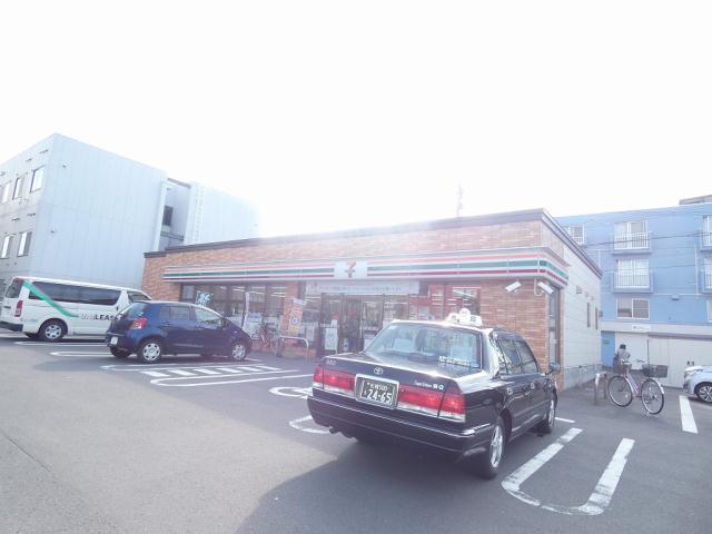 コンビニ　セブンイレブン（コンビニ）まで615m