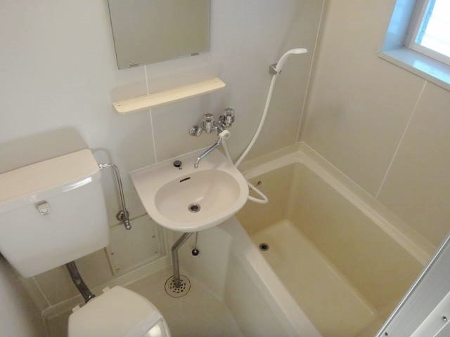 バス・シャワールーム　写真は同タイプの別室のものです。