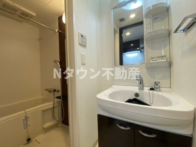 洗面設備　ゆったりとスペースのある洗面所