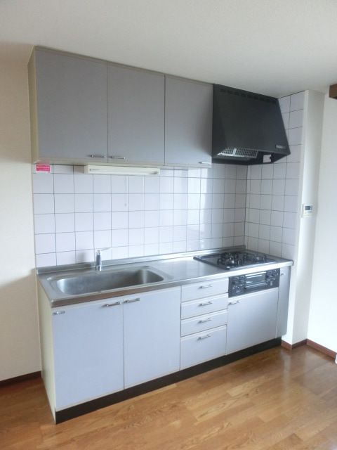 キッチン　お料理がはかどる3口グリル付きのシステムキッチンです