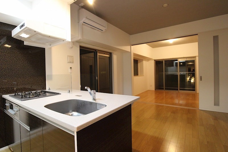 居室・リビング　バルコニーが側面についた明るいお部屋です。