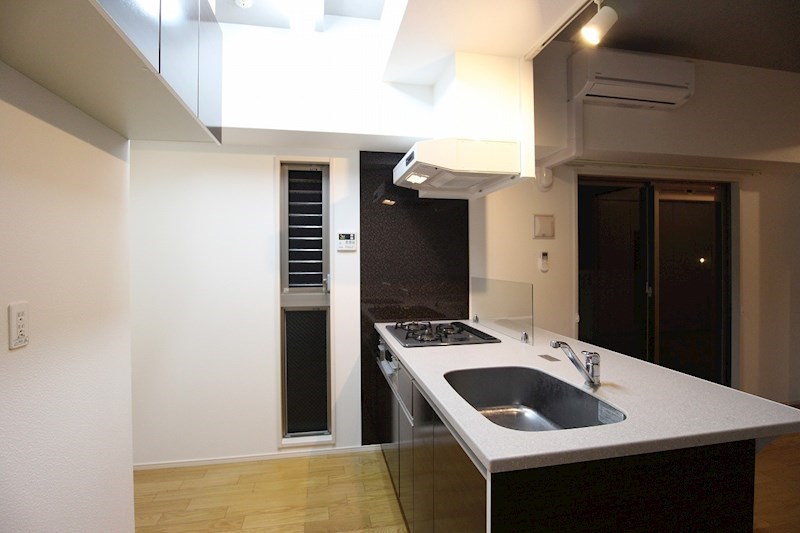 キッチン　換気システムやコンロ・グリル付きのキッチン。広めのサイズ。