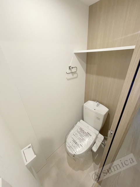 トイレ　人気アイテムの温水洗浄便座。清潔感のあるトイレです。