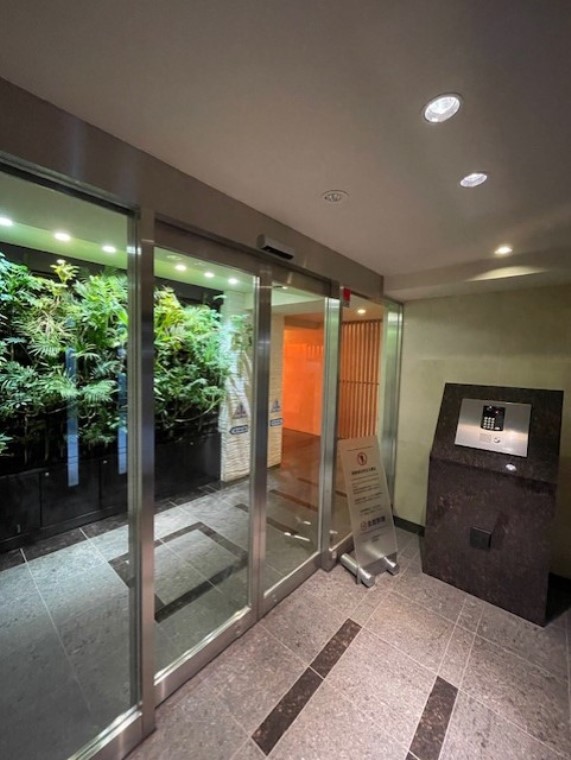 エントランス　落ち着いたエントランスです