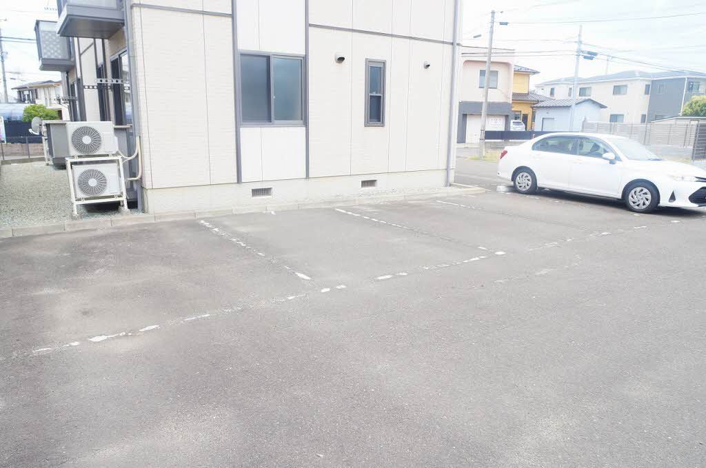 建物外観　駐車場