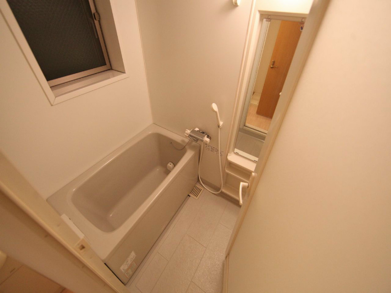 バス・シャワールーム　浴室暖房乾燥機　追い焚きバスルーム　窓付（換気良好）