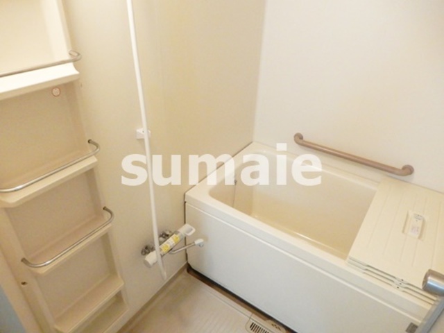 バス・シャワールーム　収納棚付きのバスルーム☆