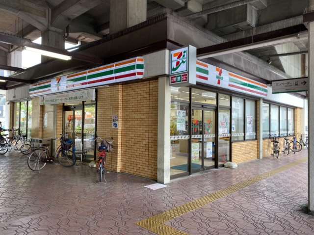 コンビニ　セブンイレブン（コンビニ）まで295m