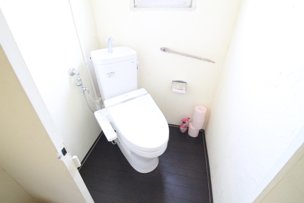 トイレ　温水シャワー付きトイレでいつでも快適です。