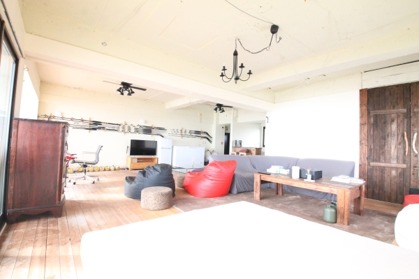 居室・リビング　角部屋の為　側面にも窓があります（家具はイメージです）