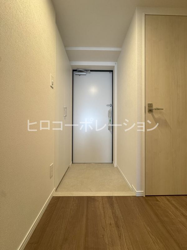 玄関　偶数回はダーク色のフローリングとなります。