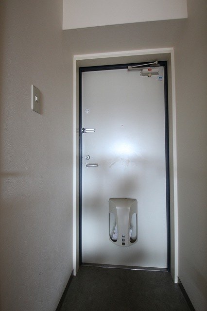 玄関　同物件、別号室のものです。